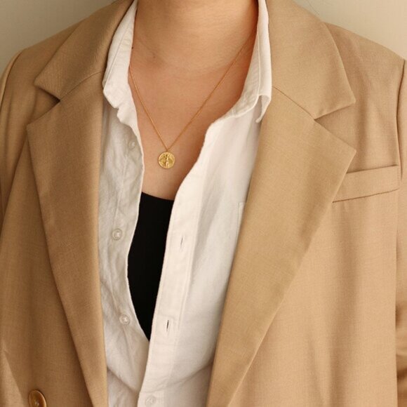 NEW 18K Gold Plated Textured Bee Round Pendant Necklace - Picture 3 of 11